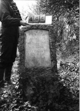 Grabstein 444 (Index: 100093211) Maße HxBxT: 114x47x32 cm: Grabstein 444