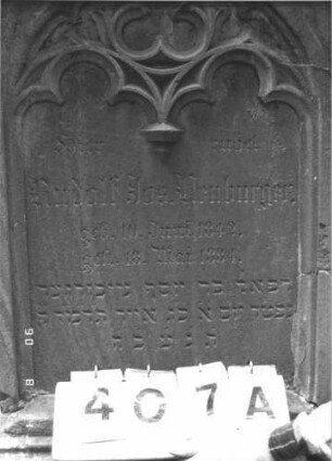 Grabstein 407 (Index: 99787639) Material: Sandstein Zustand: stark verwittert am Giebel Maße HxBxT: 175x63x24 cm Symbolik: florale Motive Besonderheit: vgl. 402: Grabstein 407A