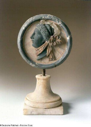 Rundrelief mit weiblichem Bildnis, sog. Artemisia : Rundrelief mit weiblichem Bildnis, sog. Artemisia. Grüner Basalt, Alabaster und farbiger Marmor; Durchmesser 36,1 cm (1701/1715). Dresden: Skulpturensammlung ZV 3597