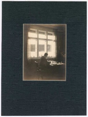 Albert Wiese am Schreibtisch : Verso Marke, Hoflieferant Chr. Fr. Winter Sohn, Leipzig, Schillerstr. 25 und Nummer 25