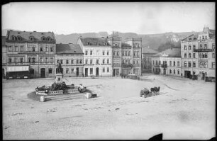Sebnitz. Markt mit Bismarck-Denkmal und Pferdefuhrwerken