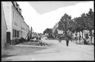 Luppa, Straßenansicht : Luppa. Kriegerdenkmal mit Friedenseiche