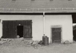 Mobschatz-Brabschütz, Dorfplatz 3. Bauernhof. Scheune, Tor und Tür (bez. 1800) mit Inschrift