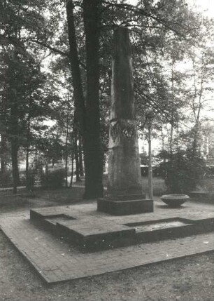 Denkmalsobelisk für die Opfer des Faschismus : Denkmalsobelisk für die Opfer des Faschismus. Stein (ab 1945). Radeburg, Heinrich-Zille-Hain