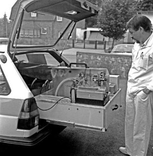 Bad Oldesloe: Notarzt: neues Einsatzfahrzeug mit EKG und Beatmungsgerät, rechts medizinisches Personal