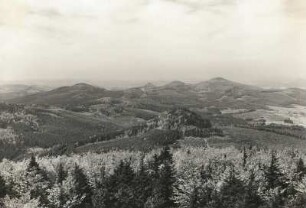 Nordböhmen. Blick vom Tannenberg (779 m) nach Südwesten. Im Hintergrund rechts der Kaltenberg (731 m)