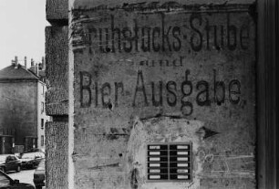 Alte Inschrift an einem Hauseingang