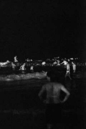 Badende Menschen in der "Noche de San Juan" (Altersgruppe D)