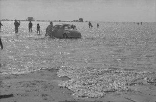 St. Peter-Ording, Böhl: Hochflut überschwemmt Parkplatz, Autos im Wasser
