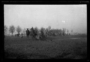 Nicht identifizierbare Gegend in Nordfrankreich oder Belgien: Reiter mit Pickelhaube und Pferdegespanne auf einem Feld (Distanzaufnahme)