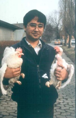 Berlin. Institut für Tierproduktion. Institutsmitarbeiter mit tropentauglich gezüchteten Legehennen