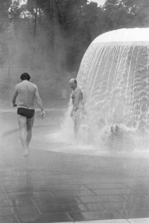 Badebetrieb im Rheinhafenbad
