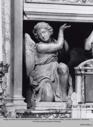 Sarkophagstützende Engel - Maximus-Altar: Sarkophagstützende Engel