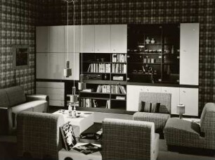 Anbauwand "Eisenberg" : Wohnzimmermöbel. Anbauwand "Eisenberg" (1975; VEB Möbelkombinat Eisenberg). Ansicht mit Sitzgruppe und Beistelltischen