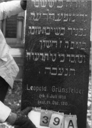 Grabstein 39 (Index: 100114925) Material: polierter Granit und? Zustand: sehr gut Maße HxBxT: 169x45x17 cm Beschreibung: Stele auf Sockel, Spitzgiebel: Grabstein 39A