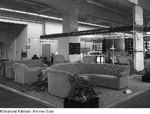 Ausstellungskoje des VEB Polstermöbelkombinat Oelsa-Rabenau mit Ecksofa