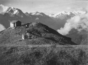 Starkenburger Hütte : Blick auf die Starkenbergerhütte im Hintergrund die Gipfel von Habicht (3277m) und Zuckerhütl (3507m).