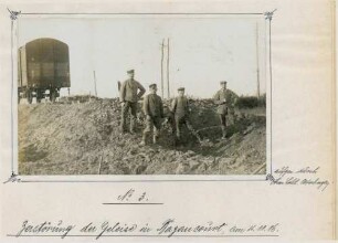 Foto von Soldaten vor zerstörten Gleisen in Bazancourt