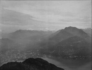 Panoramablick : Blick über eine bergige Landschaft mit einer Stadt an einem Fluss gelegen