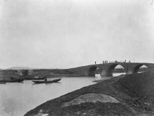 Brücke : Steinbrücke über einen Fluss