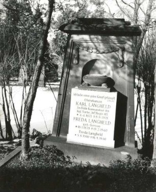 Grabmal für Karl und Freda Langheld : Grabmal für Karl und Freda Langheld. Sandstein, Marmor (ab 1919). Dresden-Neustadt, Albertstadt, Nordfriedhof (Garnisonsfriedhof)