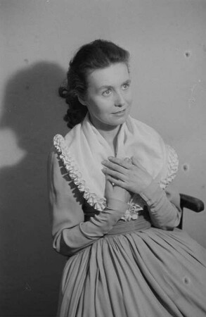 Szenenbilder aus dem Trauerspiel "Miss Sara Sampson" von Gotthold Ephraim Lessing im Theater am Schiffbauerdamm Berlin : Soloaufnahme von Thea Kämer als Sara Sampson