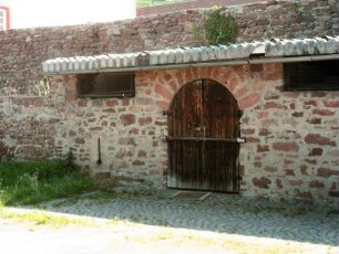 Stadtbefestigung-Ansicht im Nordwesten-Schloßbereich (von Westen) als Teil der Stadtbefestigung - Wehrmauer mit Schlüsselloch-Scharten in Bodenhöhe in Übersicht