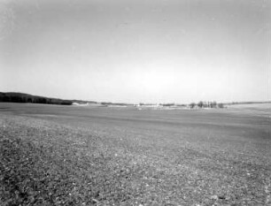 Oberlausitz. Bau des Tunnels Königshainer Berge der Bundesautobahn 4 (1996/1999). Blick über ein Feld auf die Baustelle