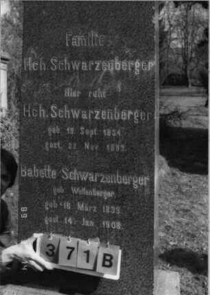 Grabstein 371 (Index: 100093510) Maße HxBxT: 194x76x41 cm Besonderheit: Doppelgrab für Eheleute: Grabstein 371B