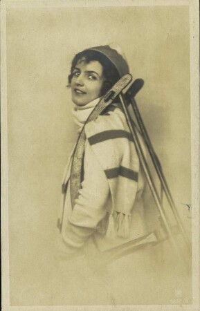 [Frau mit Schlitten]