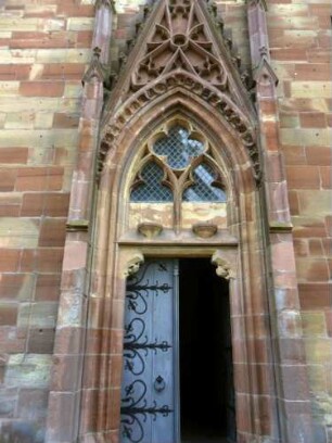 Stadtkirche - Kirchturm von Westen-Erdgeschoß mit gotischem Portal (ornamentiertes Gewände)