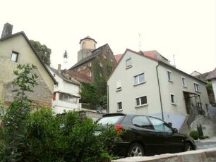 Stadtansicht - Schloßbereich mit Bergfried (im Kern 12 Jh) und Schloßscheune (frühes 17 Jh) über Häusern der Unterstadt (im Kern 16 Jh - meist stark erneuert)