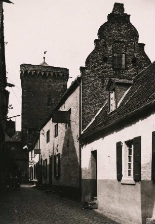 Zons. Gasse am Zollturm Richtung Rheintor