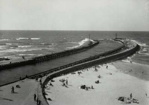 Kolberg, Ostseestrand : Kolberg (Kolobrzeg/Polen). Ostseestrand mit Hafeneinfahrt, begrenzt durch zwei Molen