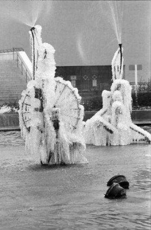 Basel: [Tinguely-]Brunnen vor dem Stadttheater, vereist