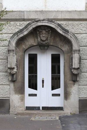 Westportal des nördlichen Kurverwaltungsgebäudes