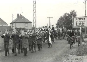 Dorffest in Bröthen : Gesellschaftliche Volkskultur - Heimat-, Volksfeste und Ähnliches. Ort: Brětnja / Bröthen. Darstellung einer sorbischen Hochzeit auf dem Dorffest.