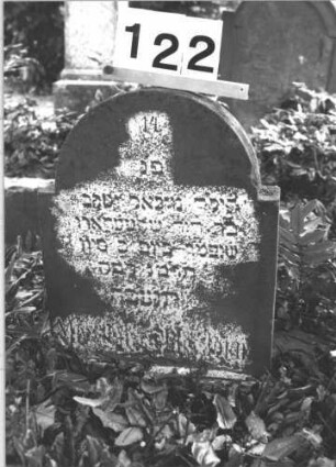 Grabstein 122 (Index: 100114291) Material: Sandstein Zustand: stark verwittert mit Textverlust Maße HxBxT: 44x38x9 cm Beschreibung: Stele, eingezogener Rundbogenabschluß Besonderheit: Kindergrab: Grabstein 122