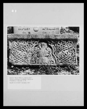 Türsturz mit Ornament und Relief: Christus als Weltenlehrer