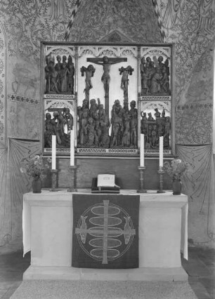 Schnitzaltar mit Kalvarienberg und Passionsszenen