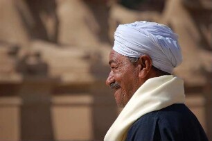 Luxor - Mann im Säulensaal von Karnak : Ägyptischer Fremdenführer im Amun-Tempel von Karnak, Luxor, aufgenommen 2006