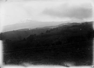 Kibo und Mawenzi : Der Kilimandscharo mit Kibo (links) und Mawenzi (rechts). Im Vordergrund die Landschaft des Kilimandscharo-Gebietes