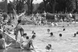 Badebetrieb im Freibad Rüppurr