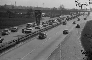 Osterreiseverkehr auf der Autobahn bei Karlsruhe-Durlach