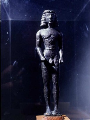 Delphi. Archäologisches Museum. Kuros-Statuette, nackt, mit Gürtel, 7. Jh. v. Chr.