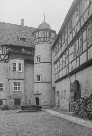 Schloss Bertholdsburg : Schleusingen. Schloss Bertholdsburg. Innenhof. Nordost-Ecke mit Treppenturm und Brunnen