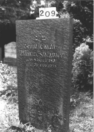 Grabstein 209 (Index: 100082131) Material: Granit Zustand: gut Maße HxBxT: 129x66x24 cm Beschreibung: rechteckige Stele, Sockel Symbolik: Davidstern Steinmetz: Löffler: Grabstein 209