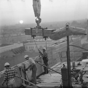 Bauarbeiter auf Hochhaus-Baustelle Fischerinsel, Berlin-Mitte, 1969. SW-Foto © Kurt Schwarz.