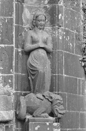 Portal der Heilig Kreuzkapelle, am linken Außenpfeiler der Vorhalle: Margaretha