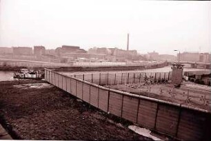 Berlin: Reichstag; Mauer hinter dem Reichstagsgebäude zur Spree